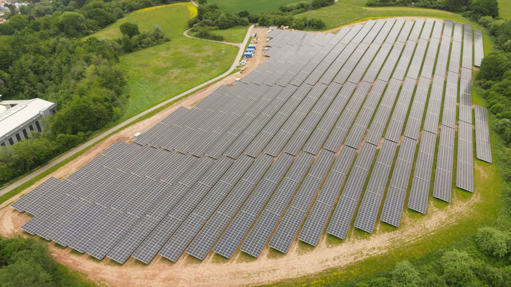 Dieser Solarpark leistet 7,7 Megawatt. Er wurde vom neuen Joint Venture der Stadtwerke Trier und Schoenergie errichtet. Mehr als 14.000 Solarmodule wurden im saarländischen Nalbach installiert. - © Schoenergie
