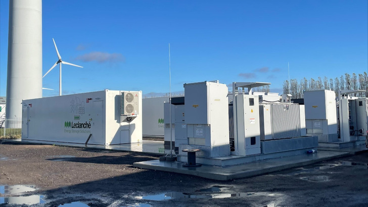 Der Hybridspeicher nimmt überschüssigen Ökostrom auf und speist ihn mit einer Leistung von zehn Megawatt bei Bedarf ins Netz ein.