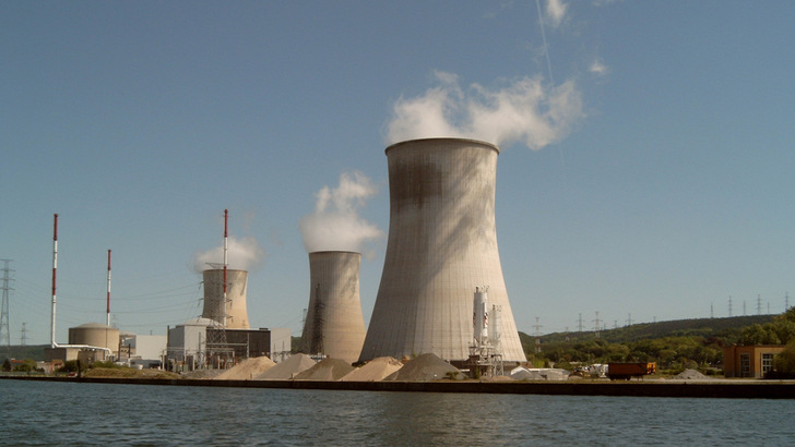 Das AKW Tihange in Belgien liegt unmittelbar an der Maas. Es ist nur durch eine schmale Flutmauer geschützt. - © HS
