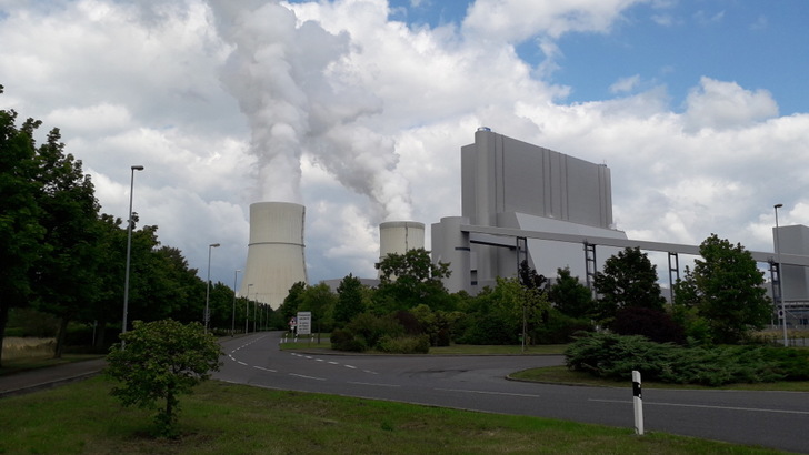 Das Kohlekraftwerk von Schwarze Pumpe holt seinen Brennstoff aus dem benachbarten Tagebau Welzow-Süd.