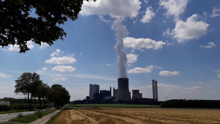 Das Kohlekraftwerk von Niederaußem ist eine besondere Dreckschleuder. Dennoch weigert sich RWE, es stillzulegen. - © Heiko Schwarzburger
