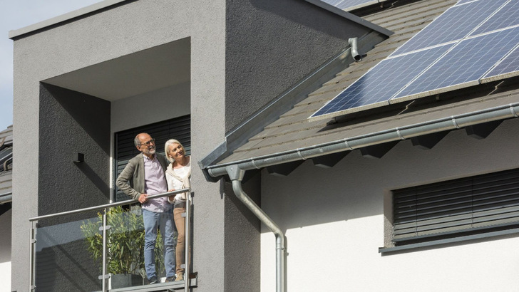 Die Hauseigentümer bekommen bis zur Hälfte der Investitionskosten in die Solaranlage vom Staat, wenn sie diese im Zuge einer energetischen Sanierung installieren. - © Zukunft Altbau
