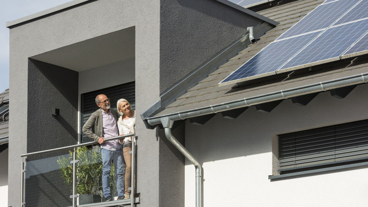 Die Hauseigentümer bekommen bis zur Hälfte der Investitionskosten in die Solaranlage vom Staat, wenn sie diese im Zuge einer energetischen Sanierung installieren.