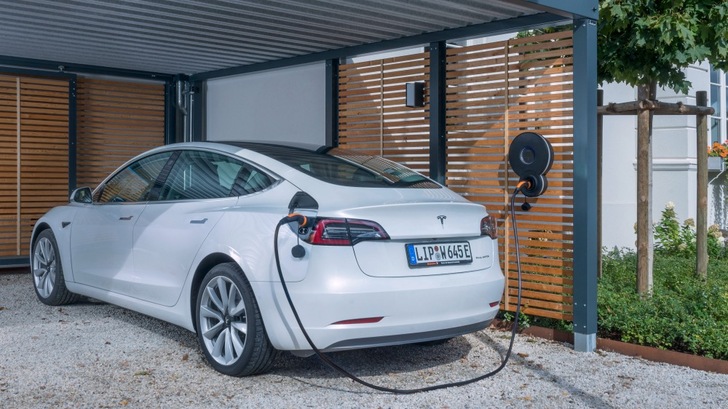 Mit intelligenter Steuerung können E-​Mobile zu 90 Prozent mit eigenem Solarstrom betankt werden.