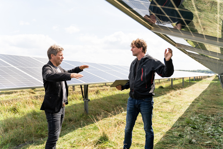 Klimaschutz- und Wirtschaftsminister Robert Habeck hat Interesse am schnelleren Ausbau der Photovoltaik. - © Martin Hain Fotografie
