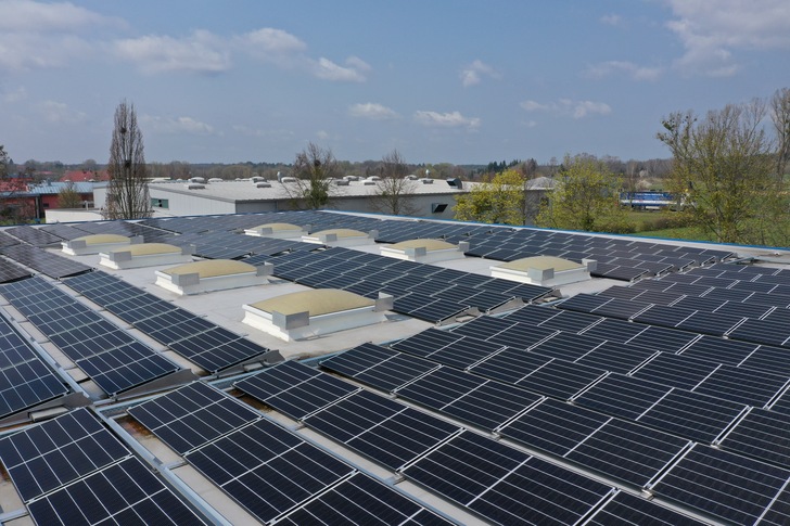 Mehr davon: Solardächer auf Gewerbedächern soll es in Berlin bald mehr geben. - © Q Cells
