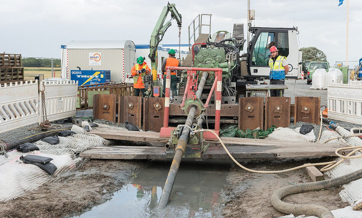 Nordlink-Trasse: Bohrgerät bei der Unterquerung des Deichs bei Büsum. - © Tennet
