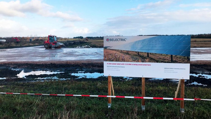 Der Bauplatz wird derzeit für die Montage der Tracker vorbereitet. - © Belectric
