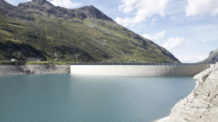 Noch ist es eine Bildmontage. Doch schon bald werden auch an der Südseite der Staumauer des Lago di Lei Solarmodule Strom liefern.
