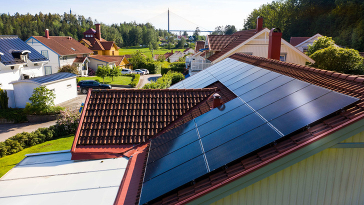 Solche privaten Anlagen vertreibt Otovo. Die Installation erfolgt über lokale Installationspartner.