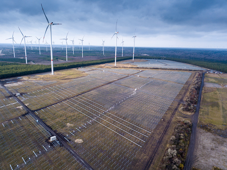 Der Solarpark Klettwitz Nord mit 90 Megawatt entsteht auf einer ehemaligen Hochkippe inmitten von Windkraftanlagen. - © GP Joule
