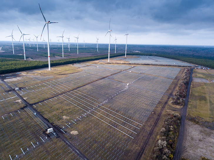 Der Solarpark Klettwitz Nord mit 90 Megawatt entsteht auf einer ehemaligen Hochkippe inmitten von Windkraftanlagen.