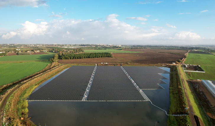 Diese schwimmende Anlage verfügt über 4,8 Megawatt und befindet sich bei Gan HaShomron in Israel. - © Belectric
