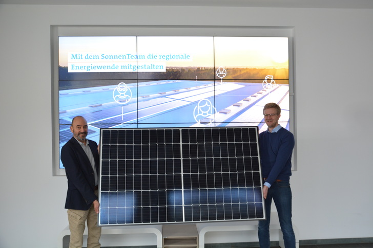 Kai Wachholder (l.) und Heiko Dunkelberg von den Städtischen Werken stellen das Sonnenteam-Modell vor.