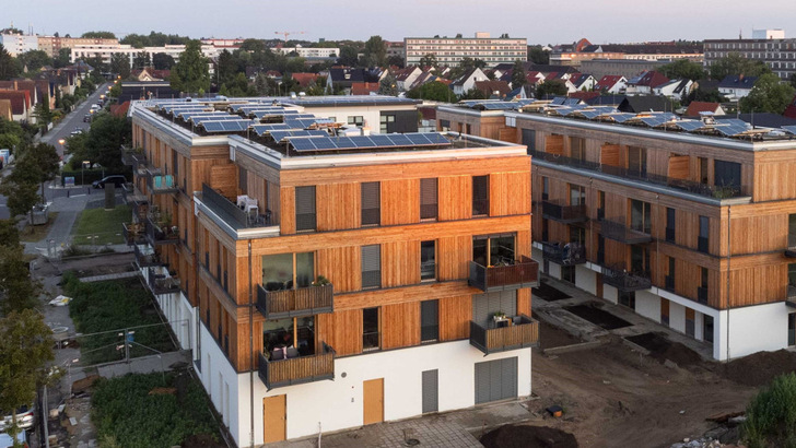 Die Photovoltaik auf den Gründächern der beiden Gebäude ist ein zentraler Teil der Energieversorgung. - © Stefan Flach (www.filterdesign.de)
