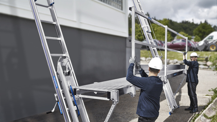 Aufbau eines Blitzgerüsts am Gebäude. Die Arbeitshöhe beträgt bis acht Meter.