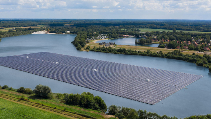 Beispielprojekt: Das schwimmende Solarkraftwerk in Tynaarlo in den Niederlanden. - © Baywa r.e.
