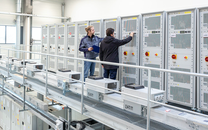 Das Labor am Fraunhofer ISE ermöglicht die Charakterisierung der elektrischen Eigenschaften von Wechselrichtern bis zu einer Leistung von 10 Megawatt. - © Fraunhofer ISE
