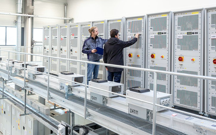 Das Labor am Fraunhofer ISE ermöglicht die Charakterisierung der elektrischen Eigenschaften von Wechselrichtern bis zu einer Leistung von 10 Megawatt.