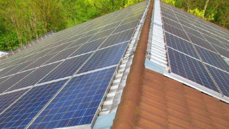 Dieses Solardach in Bayern steht zum Abbau bereit. - © Milk the Sun
