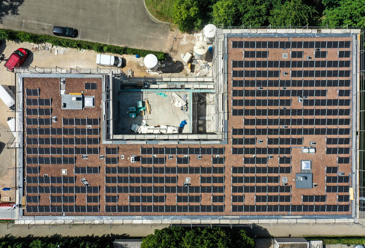 Die Photovoltaikanlage auf der Einrichtung für betreutes Wohnen. - © Foto: Elektro Birk/E3/DC
