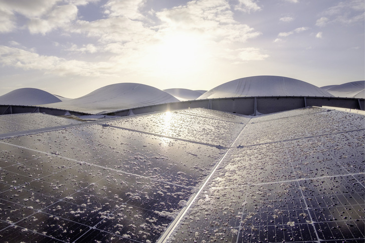 Insgesamt wurden 1.614 Photovoltaikmodule auf dem äußeren Betonring montiert. - © Foto: Polarstern
