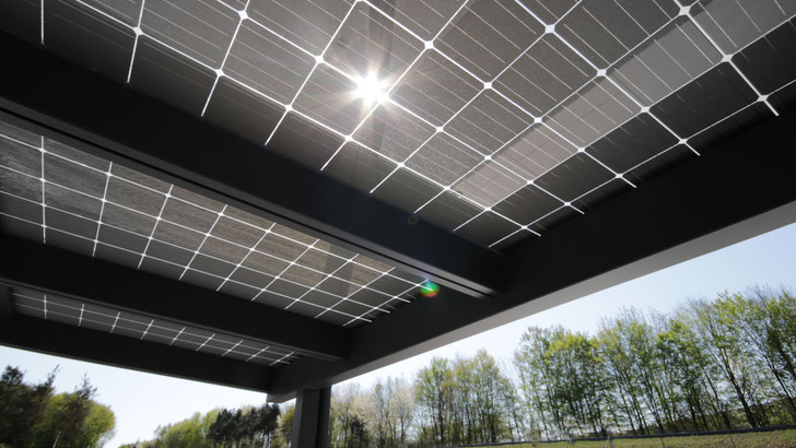 Architekten können jetzt ohne Weiteres die Glas-Glas-Module von Kioto Solar für Überkopfverglasungen und in Fassaden einsetzen. - © Sonnenkraft

