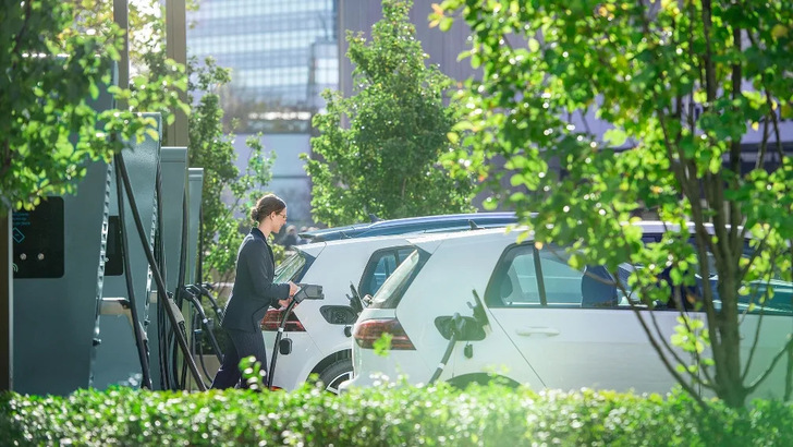 Bisher konnten nur Betreiber von öffentlichen Ladesäulen mit THG-Quoten handeln. Jetzt ist das auf für Elektromobilisten mit eigener Wallbox möglich.