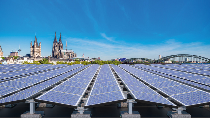 Die Domstadt will bis 2035 klimaneutral werden. Dazu ist mehr Photovoltaik notwendig. - © Renusol
