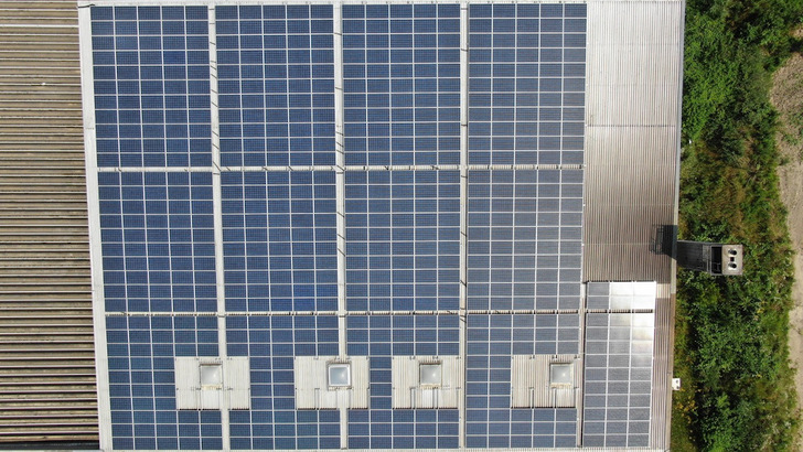 Diese Dachanlage leistet 152 Kilowatt und steht zum Verkauf.