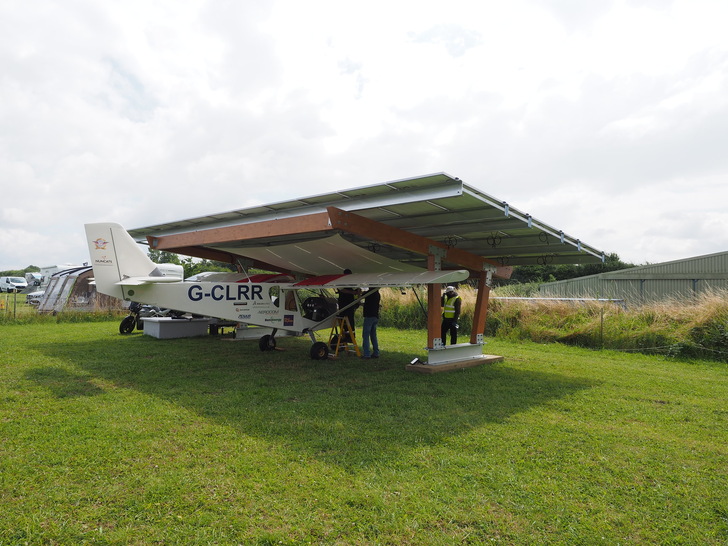 Der Flugplatz auf dem Old Buckenham verwendet derzeit ein einphasiges Ladegerät mit fünf Kilowatt. - © Q Cells
