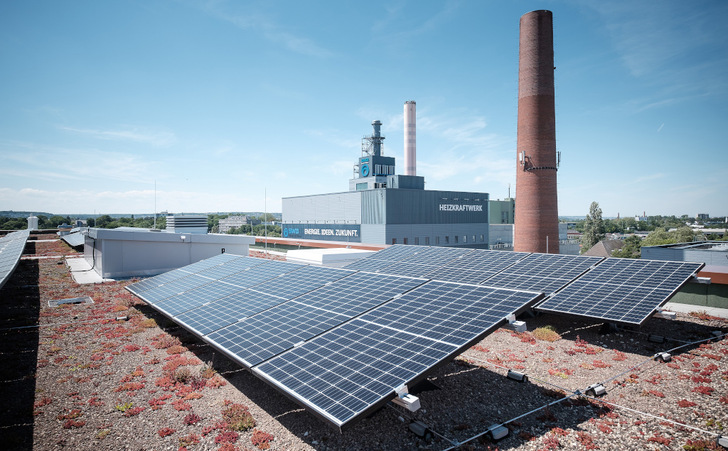 Photovoltaikanlage auf dem Neubau Karlstraße am Heizkraftwerk Bonn. - © Stadtwerke Bonn/Martin Magunia
