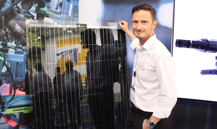 Bernhard Weilharter von der Sonnenstromfabrik präsentiert ein Glas-Glas-Modul aus der bisherigen Produktreihe.