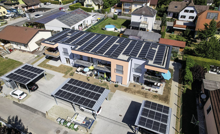 Maximal ausgenutzt: Die Flächen des Daches und der Carports wurden mit Solarmodulen belegt, um genügend Strom für die Wärmeversorgung zu haben. - © Foto: My PV
