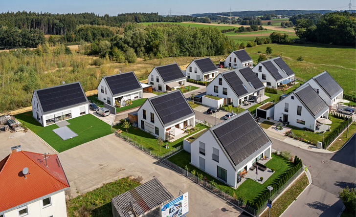 In der Effizienzhaus-Plus-Siedlung in Hügelshart leben die Bewohner im Jahresdurchschnitt zu 77 Prozent autark. - © Foto: Eckart Matthäus/Stiebel Eltron
