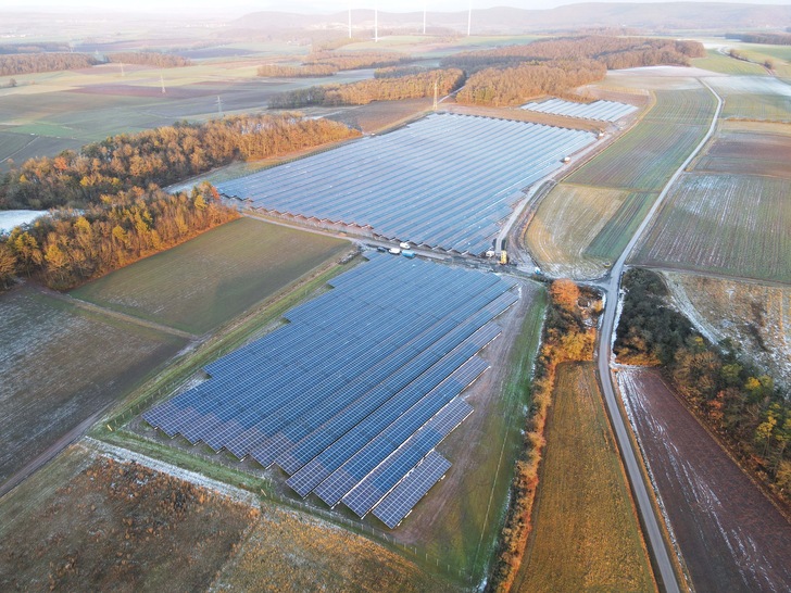 Ein kürzlich ans Netz gegangenes Freiflächenprojekt mit zwölf Megawatt. - © Maxsolar
