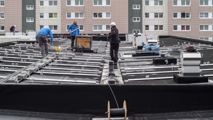 Die Fördersätze sind noch zu gering, um den Bau von Dachanlagen großflächig anzureizen. - © Berliner Stadtwerke, Mathias Voelzke
