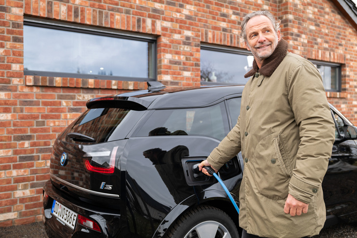 Fahrer von Elektroautos sparen bei der Nutzung ihres Fahrzeugs CO2 und weitere Treibhausgase ein. - © Solarwatt
