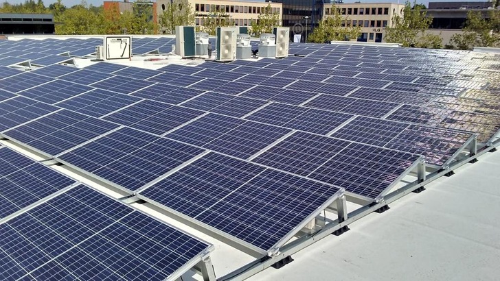 Größere Anlage mit Solarstell auf dem Flachdach installiert.