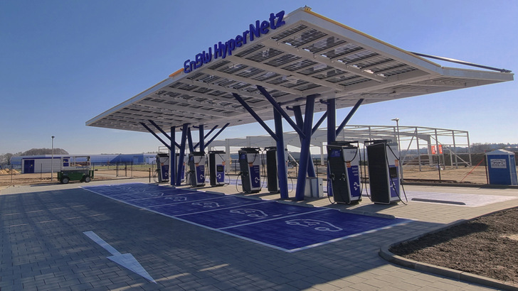Insgesamt 16 Fahrzeuge können in Bispingen gleichzeitig Laden. Der Strom kommt unter anderem aus der Solaranlage. - © EnBW
