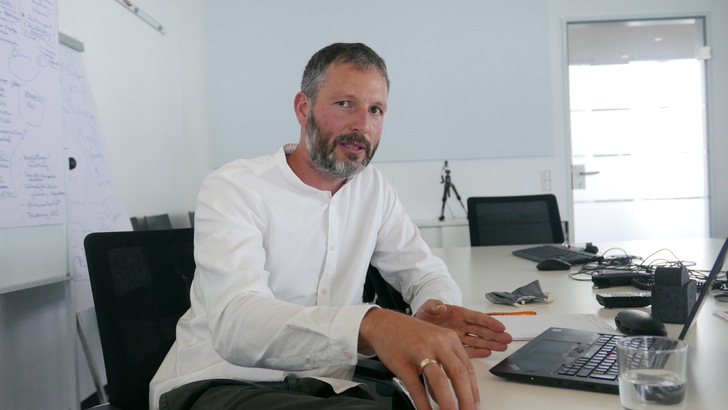 Tobias Nusser plant und realisiert Stadtquartiere, in denen Wasserstoff für die Sektorenkopplung zentral für die Energieversorgung sind.