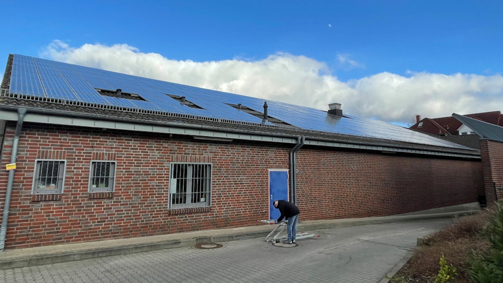Diese Dachanlage steht zum Abbau und Verkauf.