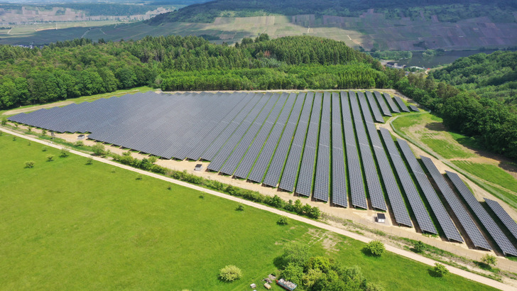 Mit diesem Solarpark hat Trianel ein Nachnutzungskonzept für den ehemaligen Weinberg umgesetzt. - © Trianel
