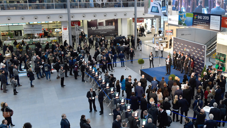 Im Jahr 2019 konnte die BAU in München zum letzten Mal als Präsenzmesse stattfinden. Die Veranstaltung im Jahr 2021 fiel der Coronapandemie zum Opfer. - © StudioLoske
