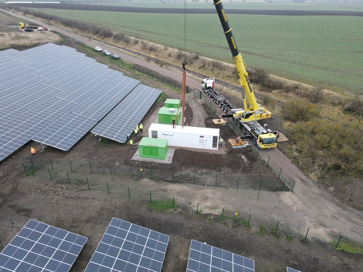 Baustelle Energiewende: Im thüringischen Henschleben hat Naturstrom einen Solarpark mit Speicher gebaut. - © Naturstrom
