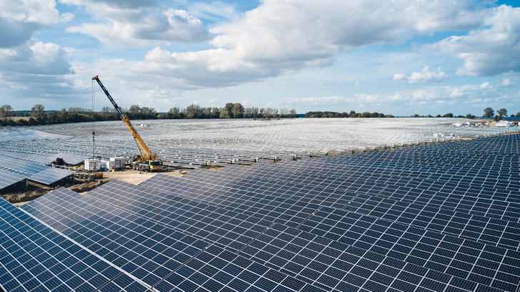 Ein neuer Solarpark in Gaarz im Nordosten Deutschlands – es braucht aber deutlich mehr davon. - © Enerparc AG
