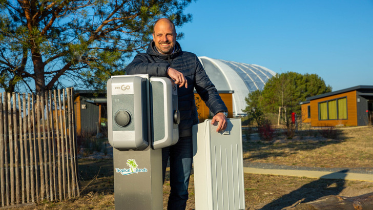 Stolz präsentiert Tropical-Island-Chef Chris Jung die neuen Ladesäulen