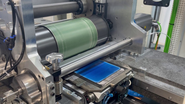 Statt dem bisherigen Flachsiebdruck nutzen die Entwickler der Rotationssiebdruck, um die Taktzeiten bei der Metallisierung zu verringern. - © Fraunhofer ISE
