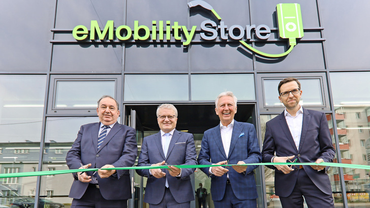 Bei der Eröffnung der Beratungsstelle zur Elektromoblität: Erich Haider, Generaldirektor der Linz AG, der Linzer Bürgermeister Klaus Luger, Keba-Chef Gerhard Luftensteiner und Christoph Knogler, Geschäftsführer von Keba Energy Automation (v.l.n.r.).