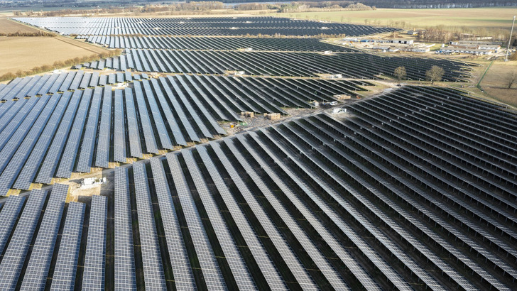Errichtung des Solarparks Gottesgabe der EnBW in Brandenburg im Februar 2022.